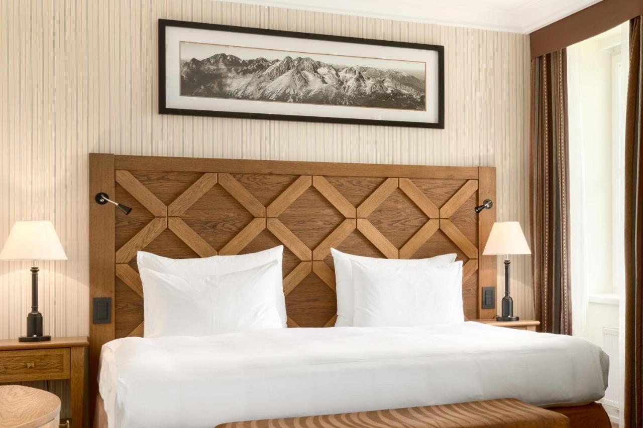 Grand Hotel Kempinski High Tatras Strbske Pleso Exterior photo A bed with a headboard