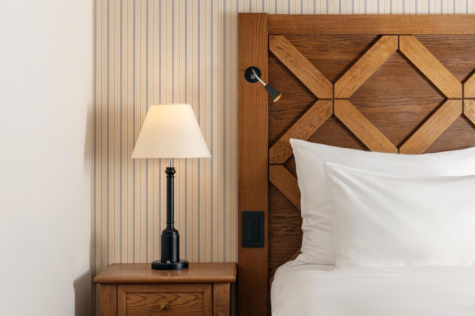 Grand Hotel Kempinski High Tatras Strbske Pleso Exterior photo A bedside table with a lamp