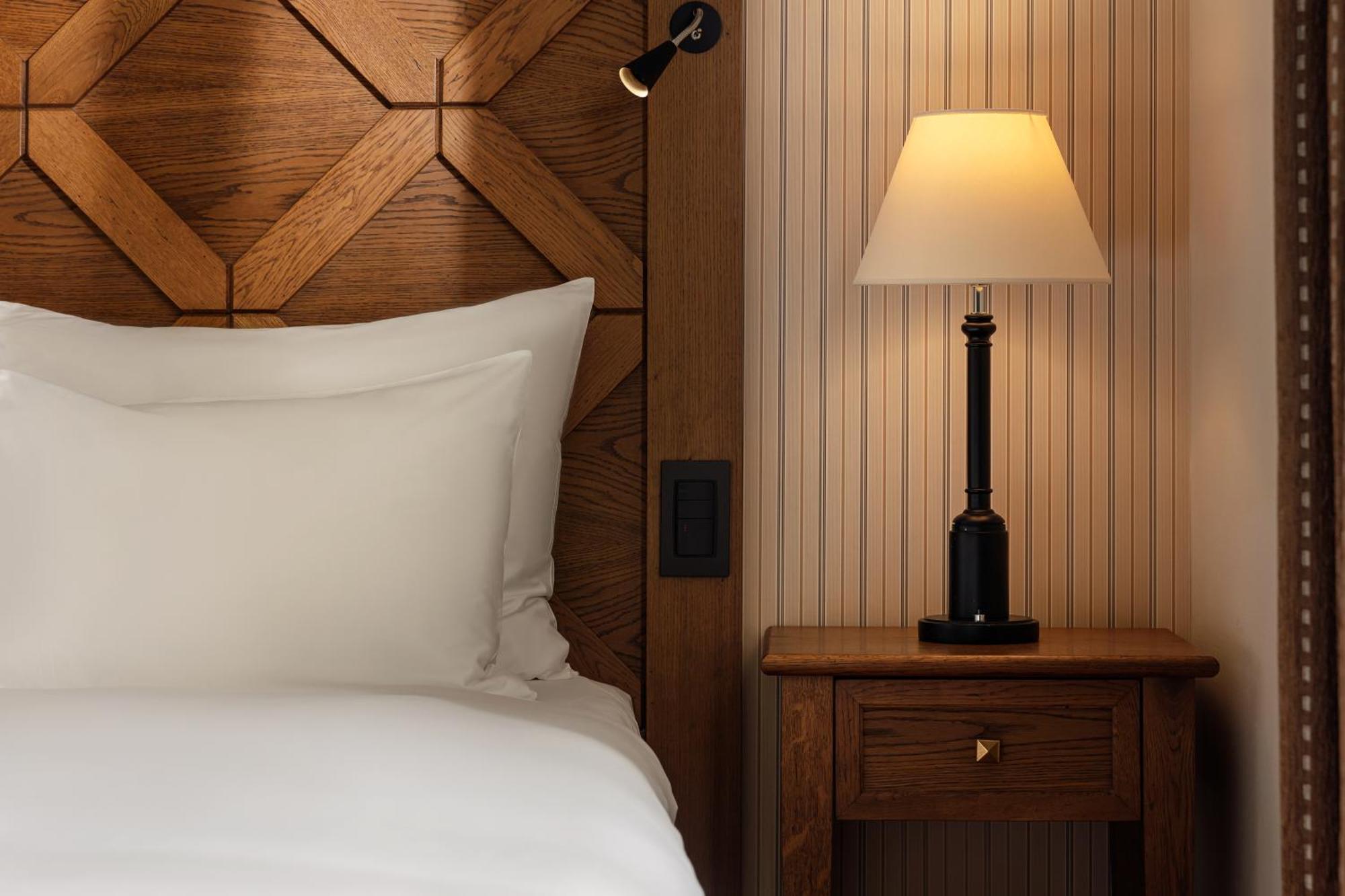 Grand Hotel Kempinski High Tatras Strbske Pleso Exterior photo A bedside table